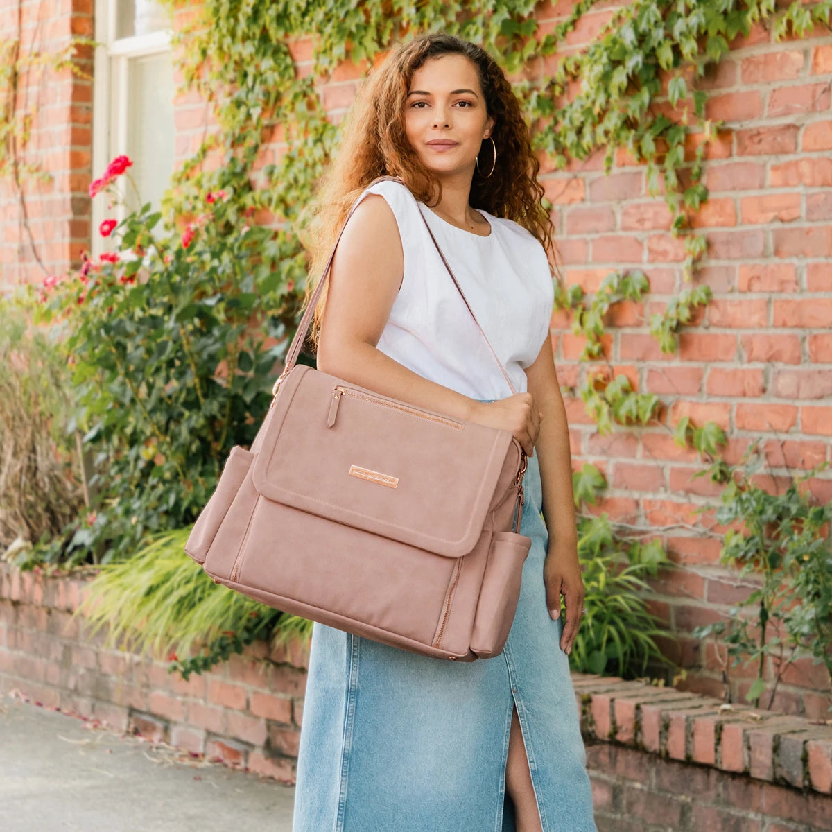 mom wearing the boxy backpack in toffee rose