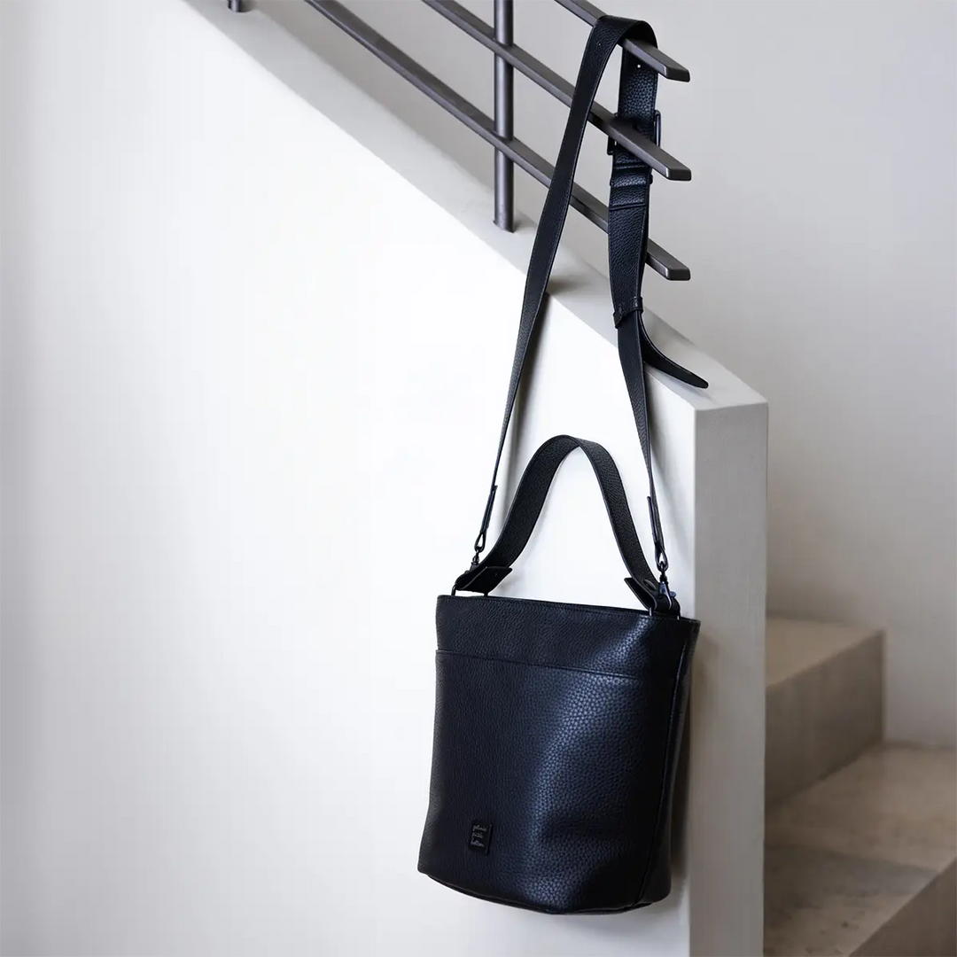 ⁠Pro Bucket Bag in Ebony
