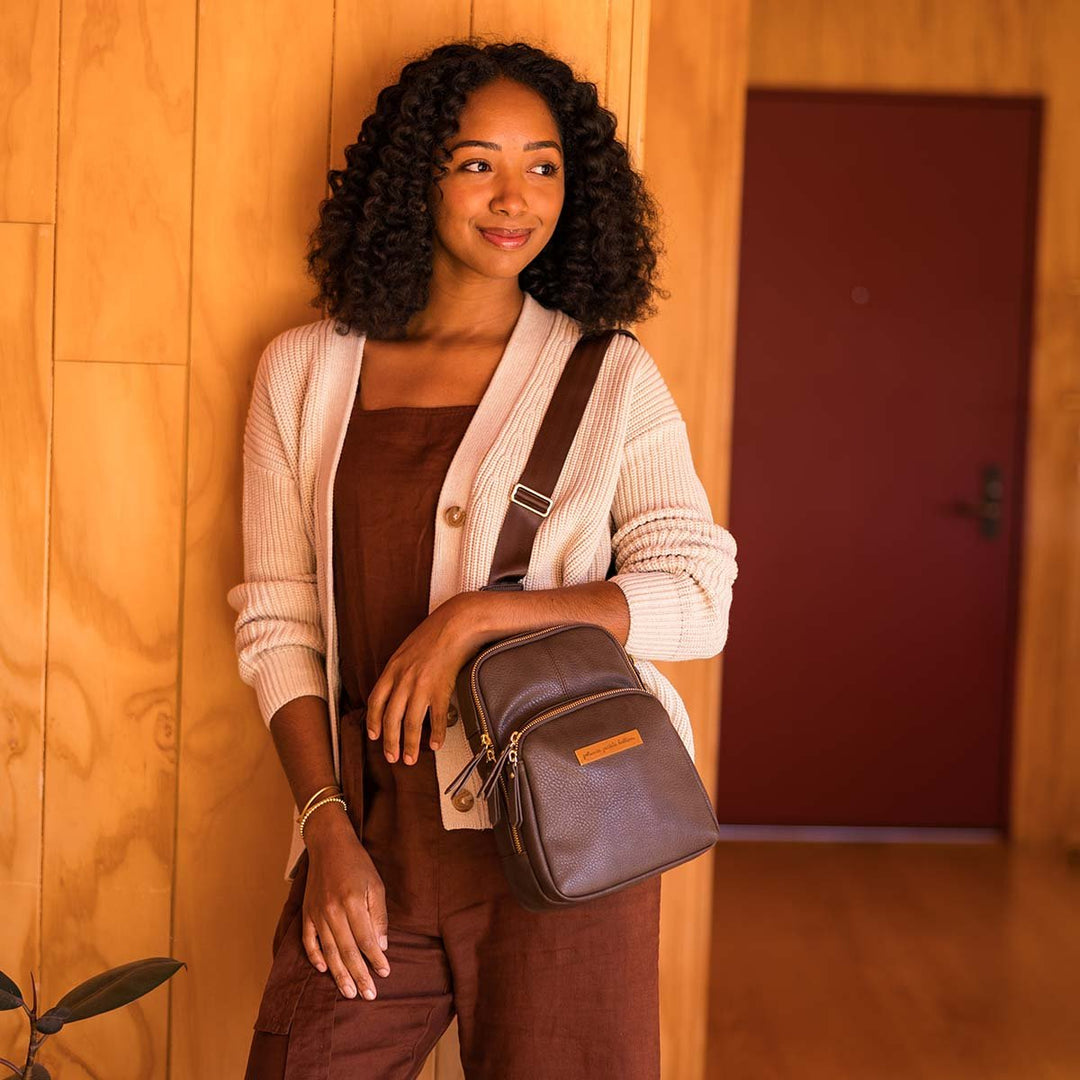 mom wearing the Criss-Cross Sling in Saddle